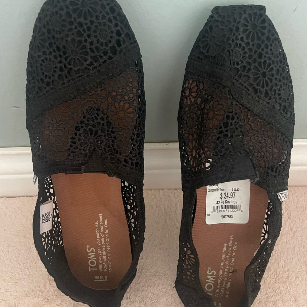 TOMS Women's Black Floral Crochet Flats